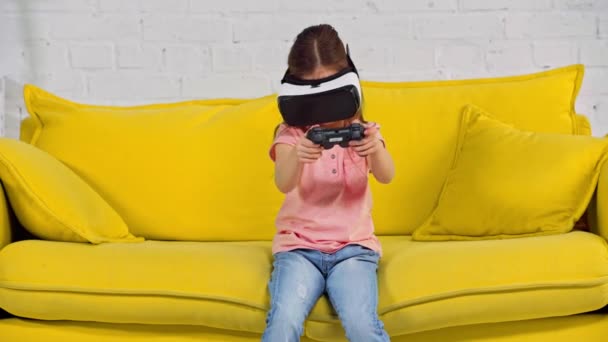 Kyiv Ucrania Marzo 2020 Niño Con Auriculares Realidad Virtual Jugando — Vídeo de stock