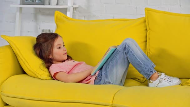 本を読んでいる間に疲れた子供のあくび — ストック動画