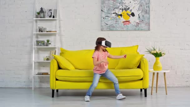 Милый Ребенок Наушниках Виртуальной Реальности Танцует Дома — стоковое видео