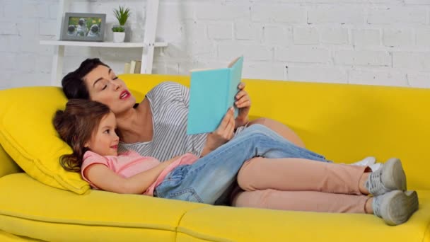 Μητέρα Διαβάζει Δυνατά Βιβλίο Κοντά Ευτυχισμένη Κόρη — Αρχείο Βίντεο