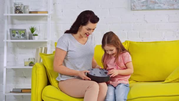 Anne Mutlu Kız Ellerinde Robot Süpürge Tutuyorlar — Stok video