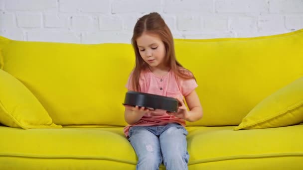 Dzieciak Patrząc Robota Odkurzacza Pokazano Kciuk Górę — Wideo stockowe