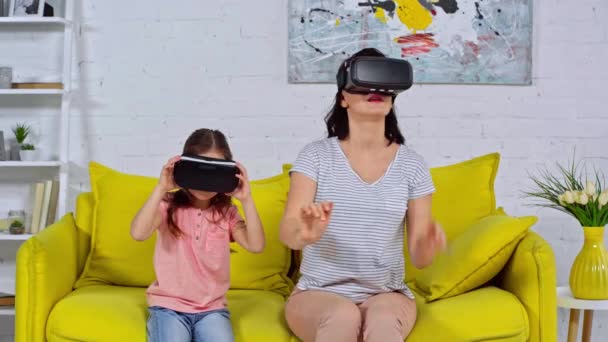 仮想現実のヘッドセットの母親と娘 — ストック動画