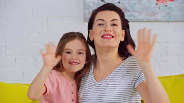 幸せな母親と子供が手を振って家で話す — ストック動画