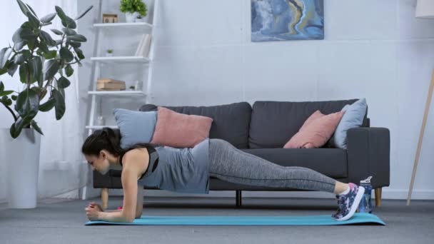 Zijaanzicht Van Een Sportvrouw Die Thuis Een Plank Een Fitnessmat — Stockvideo