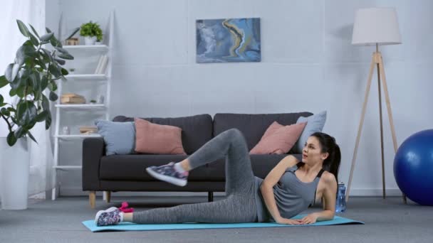 Lächelnde Sportlerin Trainiert Auf Fitnessmatte Wohnzimmer — Stockvideo