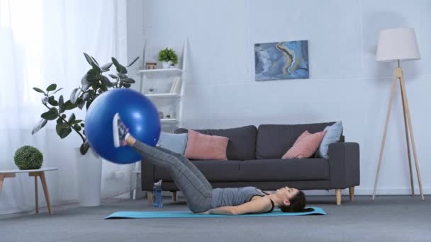 Vue Latérale Entraînement Des Sportives Avec Ballon Fitness Maison — Video