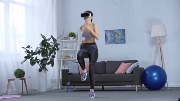 Kulaklıklı Kadın Oturma Odasında Koşuyor — Stok video