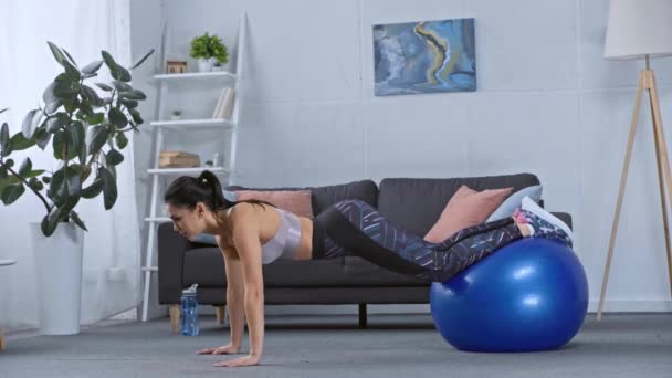 Vue Latérale Sportive Faisant Planche Avec Balle Fitness Maison — Video