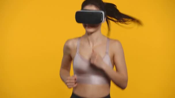 Glimlachende Sportvrouw Headset Joggen Geïsoleerd Geel — Stockvideo