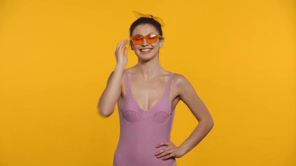 Usmívající Žena Plavkách Foukání Vzduch Polibek Izolované Žluté — Stock video