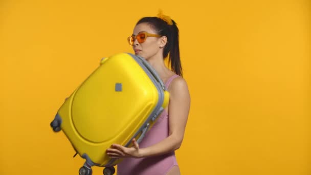 Überraschtes Mädchen Badeanzug Öffnet Koffer Isoliert Auf Gelb — Stockvideo