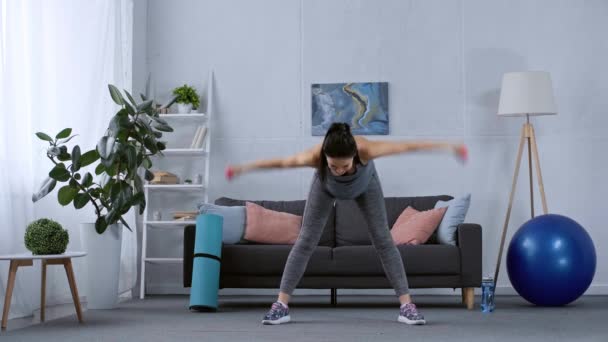 Sportvrouw Traint Met Halters Woonkamer — Stockvideo