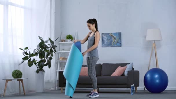 Sportvrouw Zittend Fitness Mat Woonkamer — Stockvideo