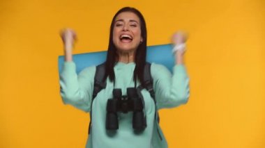 Neşeli gezgin evet diyor, sarıda izole.