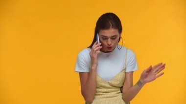 Kızgın kadın kavga ediyor ve akıllı telefonu sarıya atıyor.