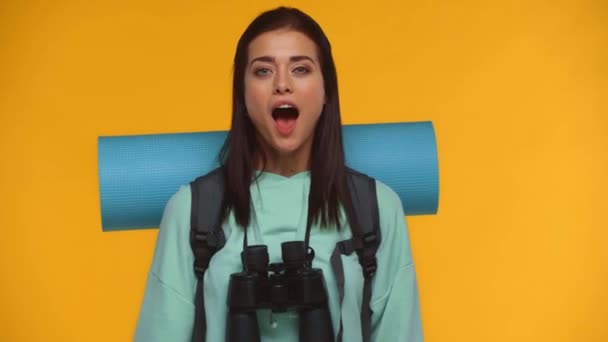 Usmívající Turista Ukazuje Gesto Kameru Izolované Žluté — Stock video