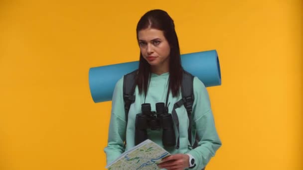 Umsichtiger Tourist Mit Rucksack Schaut Auf Landkarte Isoliert Auf Gelb — Stockvideo