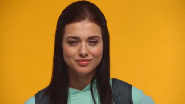 Menina Bonita Com Mochila Sorrindo Para Câmera Isolada Amarelo — Vídeo de Stock