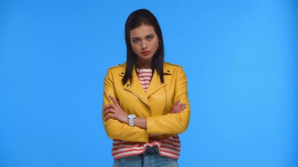 Naštvaná Dívka Zkříženýma Rukama Ukazuje Stop Gesto Izolované Modré — Stock video