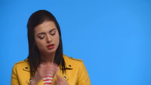 Femme Pensive Veste Jaune Regardant Loin Isolé Sur Bleu — Video