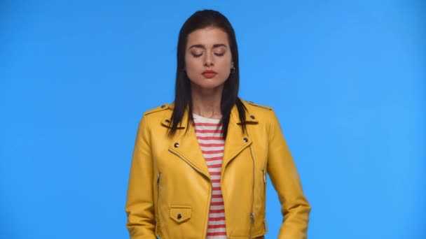 Menina Bonita Casaco Amarelo Meditando Isolado Azul — Vídeo de Stock