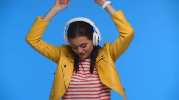 Hermosa Chica Auriculares Bailando Aislado Azul — Vídeo de stock