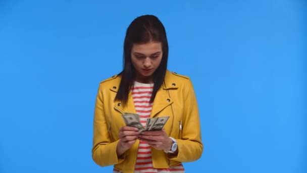 Menina Alegre Contando Notas Dólar Isolado Azul — Vídeo de Stock