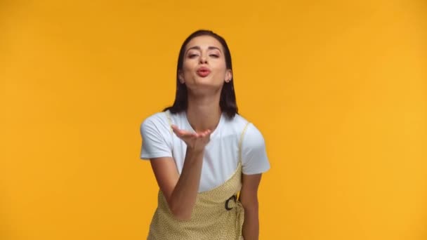 Menina Bonita Soprando Beijo Mostrando Sinal Amor Isolado Amarelo — Vídeo de Stock