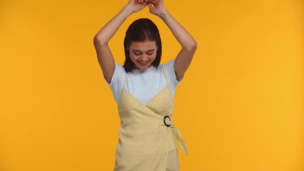 Menina Positiva Dançando Sorrindo Para Câmera Isolada Amarelo — Vídeo de Stock