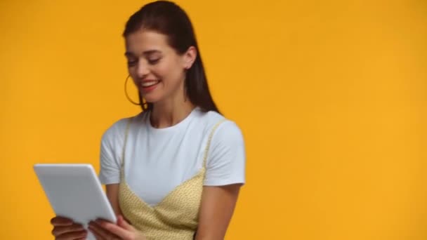 Gülümseyen Kız Dijital Tablette Görüntülü Arama Yapıyor Sarıda Izole Edilmiş — Stok video