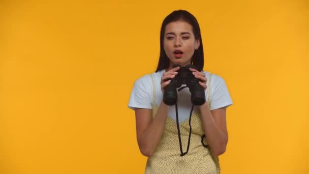 Mujer Astuta Usando Prismáticos Aislados Amarillo — Vídeos de Stock