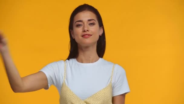 Mulher Sorridente Mostrando Gesto Câmera Isolada Amarelo — Vídeo de Stock