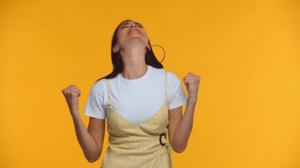 Šťastná Dívka Tanec Ukazující Ano Izolované Žluté — Stock video