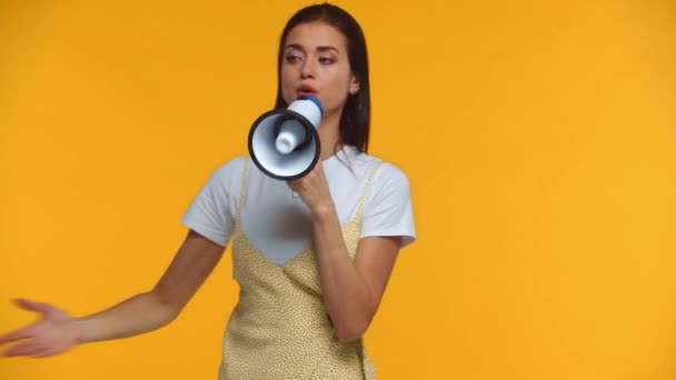 Hermosa Chica Hablando Altavoz Señalando Con Mano Aislada Amarillo — Vídeo de stock