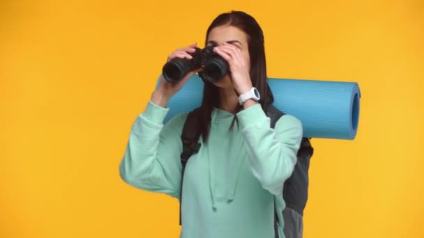 Viajante Animado Com Mochila Olhando Binóculos Isolados Amarelo — Vídeo de Stock