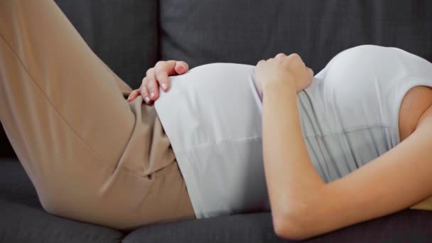 Oříznutý Pohled Těhotné Ženy Dotýkající Břicha Gauči — Stock video