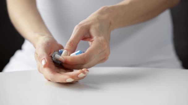 Oříznutý Pohled Těhotné Ženy Užívající Pilulku Blistru Izolované Černé — Stock video