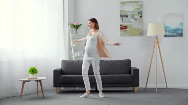 Veselá Těhotná Žena Tančí Obývacím Pokoji — Stock video