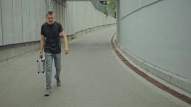 Gökyüzü maskeli gangster silahlı ve insanlarla savaşıyor.