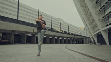 Yakışıklı savaşçı sokaklarda dans ediyor. 