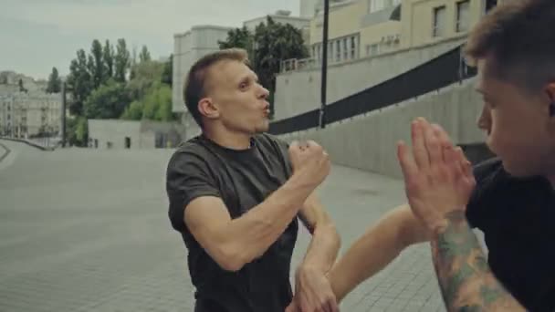 Zwei Aggressive Männer Kämpfen Auf Der Straße — Stockvideo