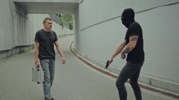 Tatuerad Gangster Sky Mask Hålla Pistol Och Slåss Med Mannen — Stockvideo