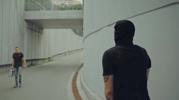 Man Som Håller Resväska Och Slåss Med Gangster Sky Mask — Stockvideo