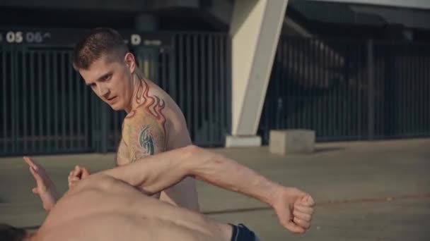 赤身裸体 纹身的拳击手打人 — 图库视频影像