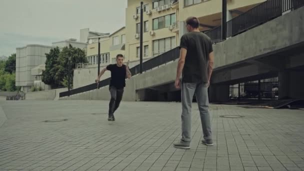 Getatoeëerde Vechter Valt Man Straat Aan — Stockvideo