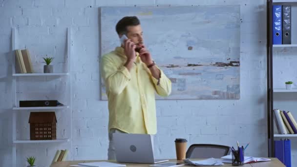 Незадоволений Бізнесмен Розмовляє Смартфоні Офісі — стокове відео
