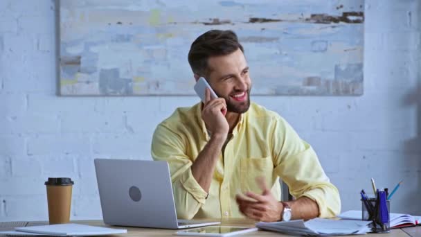 Ofiste Akıllı Telefondan Konuşan Mutlu Sakallı Adam — Stok video