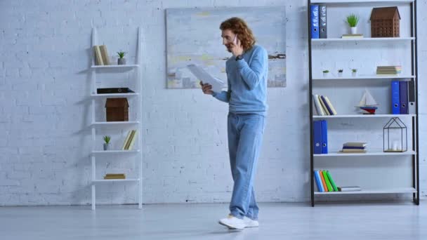 Szczęśliwy Biznesmen Rozmawiający Smartfonie Rzucający Papierami Powietrze — Wideo stockowe