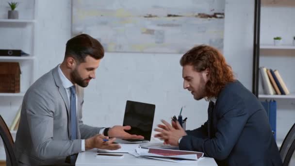 Hombres Negocios Peleando Cerca Documentos Portátiles — Vídeos de Stock